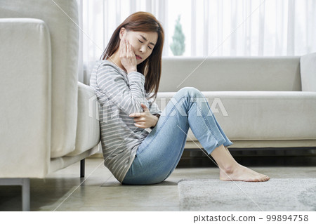 Toothache, pain, young woman, home, housing, young woman, Korean 99894758