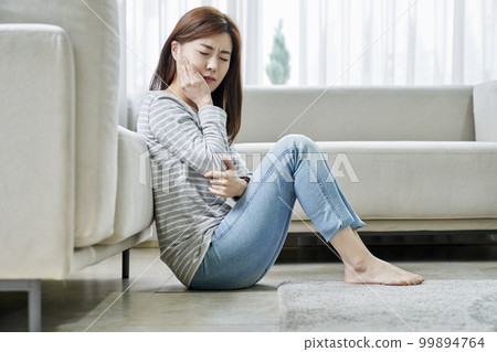 Toothache, pain, young woman, home, housing, young woman, Korean 99894764