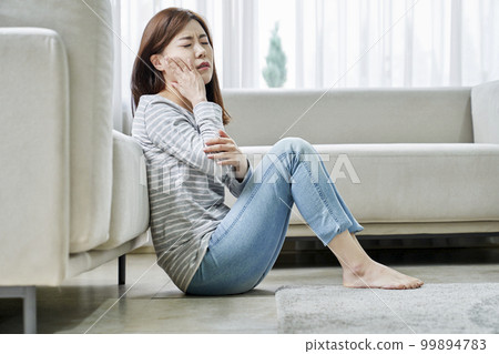 牙痛,疼痛,年輕女人,家,住房,年輕女人,韓國人 牙痛,疼痛,年輕女人,家,住房,年輕女人,韓國人 99894783