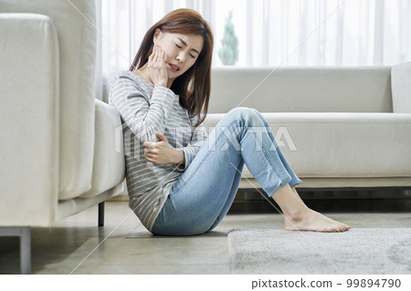 Toothache, pain, young woman, home, housing, young woman, Korean Toothache, pain, young woman, home, housing, young woman, Korean 99894790