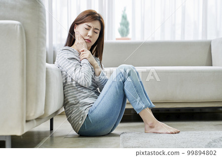 牙痛，疼痛，年輕女人，家，住房，年輕女人，韓國人 99894802