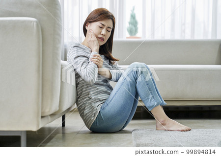 Toothache, pain, young woman, home, housing, young woman, Korean 99894814