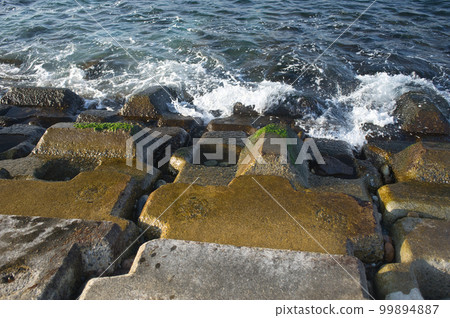 Coast of Yoshiwara area, Nyuzen town, Toyama prefecture in winter Coast of Yoshiwara area, Nyuzen town, Toyama prefecture in winter 99894887