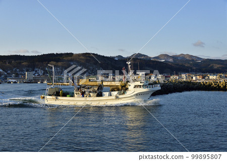 拍攝早春從北海道八雲町大部漁港出發的扇貝漁船的晨景 99895807