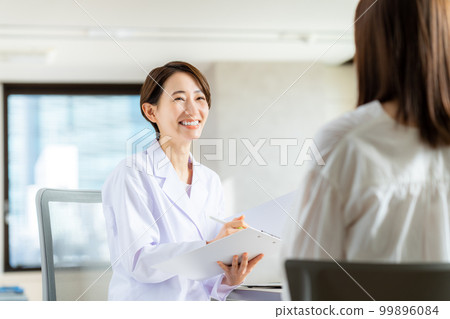 中年醫生檢查一名年輕女子 99896084