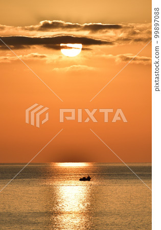 北海道八雲早春拍攝日出和扇貝漁船的晨景 北海道八雲早春拍攝日出和扇貝漁船的晨景 99897088