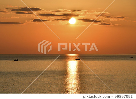 Photographing the morning scenery of the sunrise and scallop fishing boats in Yakumo, Hokkaido in early spring 99897091