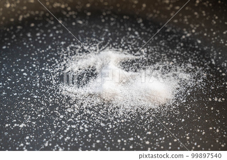 煎鍋中的鹽 煎鍋中的鹽 99897540