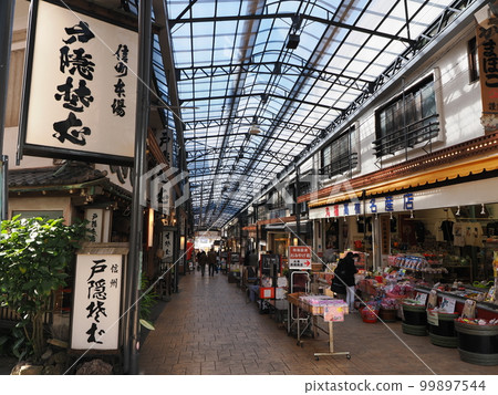 Scenery of Atami Nakamise Shopping Street 99897544