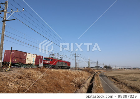 行駛在JR宇都宮線上的EH500集裝箱列車 行駛在JR宇都宮線上的EH500集裝箱列車 99897829