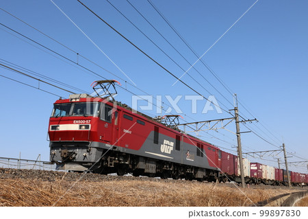 A container train pulled by an EH500 running on the JR Utsunomiya Line 99897830
