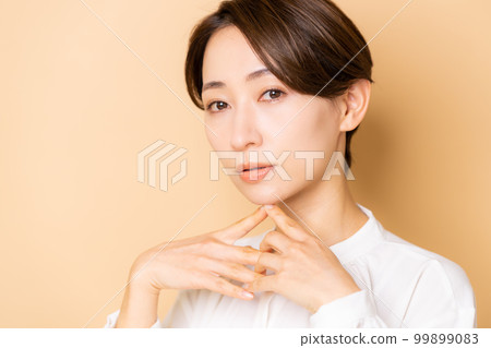 Middle-aged women's beauty Middle-aged women's beauty 99899083
