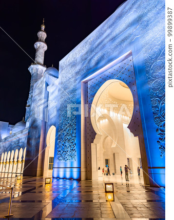 The Sheikh Zayed Grand Mosque at night, in Abu Dhabi, United Arab Emirates 99899387