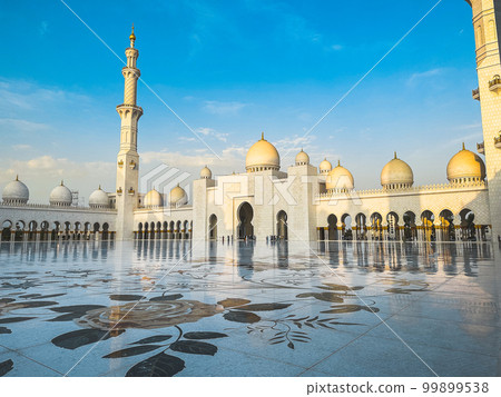 The Sheikh Zayed Grand Mosque during sunset, in Abu Dhabi, United Arab Emirates 99899538