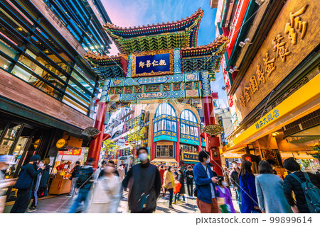 日本橫濱市景橫濱唐人街,像電暈災難前一樣擁擠,俯瞰藍天閃耀的善林門 = 3 月 4 日 日本橫濱市景橫濱唐人街,像電暈災難前一樣擁擠,俯瞰藍天閃耀的善林門 = 3 月 4 日 99899614