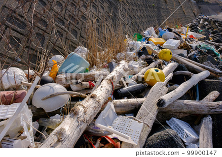 在美麗的美濱海灘上被沖上岸的海洋垃圾 99900147