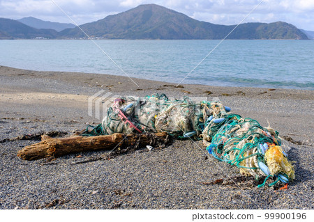 在美麗的美濱海灘上被沖上岸的海洋垃圾 在美麗的美濱海灘上被沖上岸的海洋垃圾 99900196