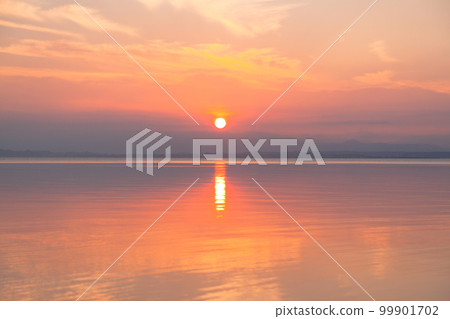 Lake shore sunset Lake shore sunset 99901702