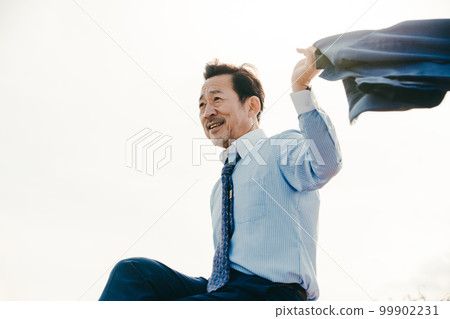 50 多歲的商人扔他的夾克 99902231