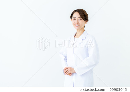 穿白大褂的中年婦女 99903043