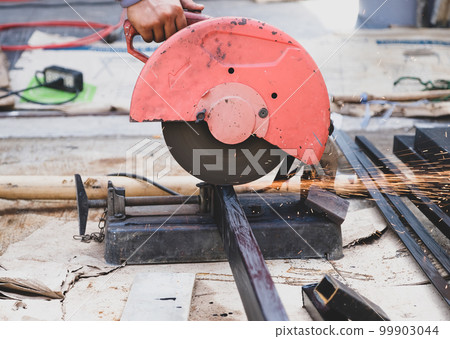 The technician uses a hacksaw to cut steel 99903044
