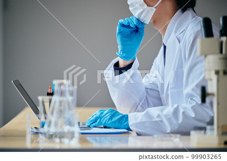 一個穿白大褂思考的年輕人 一個穿白大褂思考的年輕人 99903265