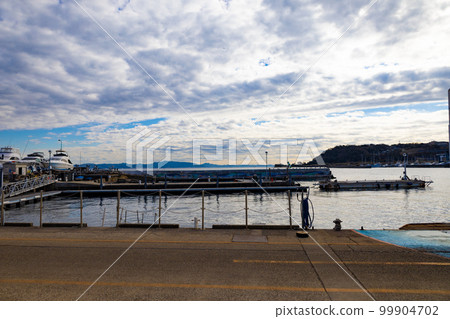 位於東京灣浦賀的港灣和停泊著巡航的私人遊艇（神奈川縣橫須賀市） 99904702