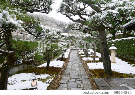 Kyoto City Ichijoji Enkoji temple approach in the snowy morning Kyoto City Ichijoji Enkoji temple approach in the snowy morning 99904853