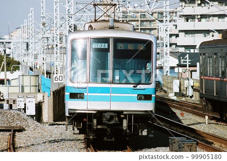 Series 05 on the Eidan Subway Tozai Line going through the elevated section towards Nishi-Funabashi 99905180
