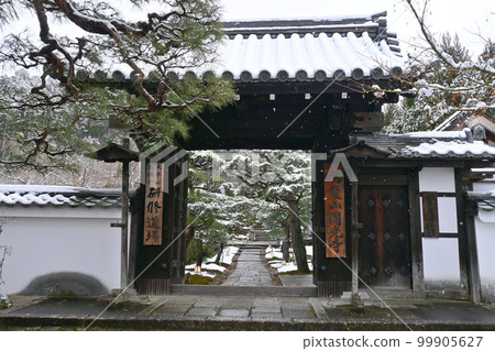 白雪皚皚的早晨京都市一乘寺 Enkoji 寺門 99905627
