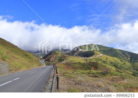 Scenery during autumn leaves (From Yamada Pass to Mt. Yokote, Kusatsu-cho, Agatsuma-gun, Gunma Prefecture) Scenery during autumn leaves (From Yamada Pass to Mt. Yokote, Kusatsu-cho, Agatsuma-gun, Gunma Prefecture) 99906253
