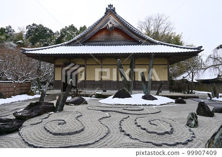 白雪皚皚的早晨，京都圓光寺瑞雲閣和本龍庭庭園 99907409