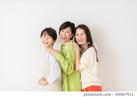 3名中高級女性 99907411