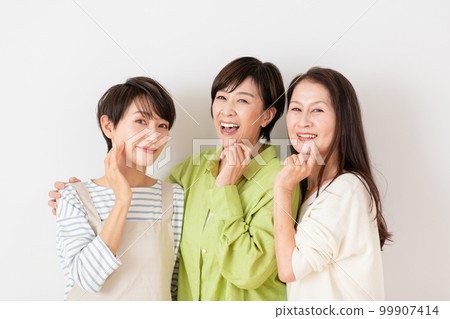 3 middle-senior women 99907414