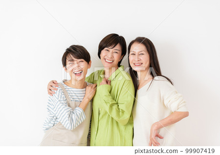 3名中高級女性 99907419