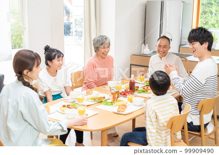 三代家人吃 99909490