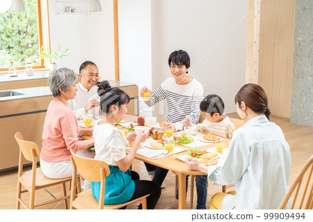 Three generations family to eat 99909494