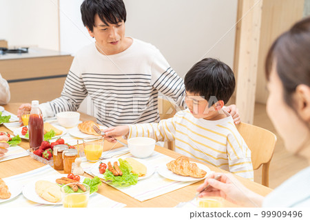 一家人吃飯 99909496
