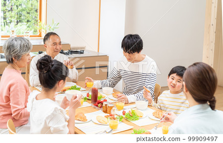三代家人吃 99909497