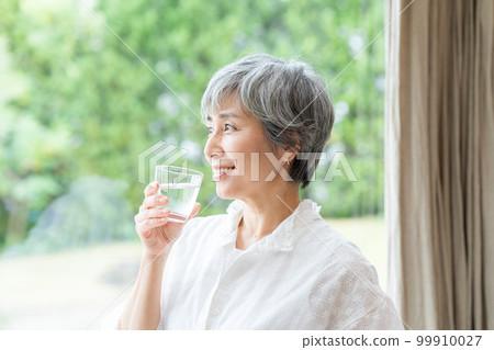 Senior women with cups Senior women with cups 99910027