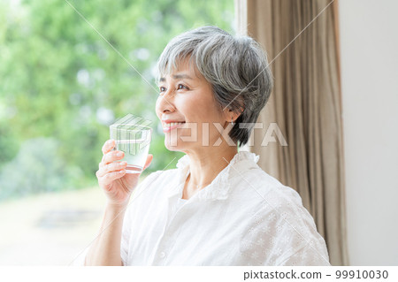 Senior women with cups Senior women with cups 99910030