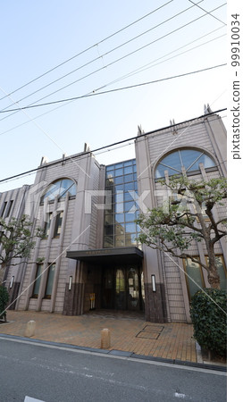 Building and entrance of Tezukayama Gakuin Elementary School (Osaka City) 99910034