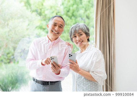 Senior couple with smartphone 99910084