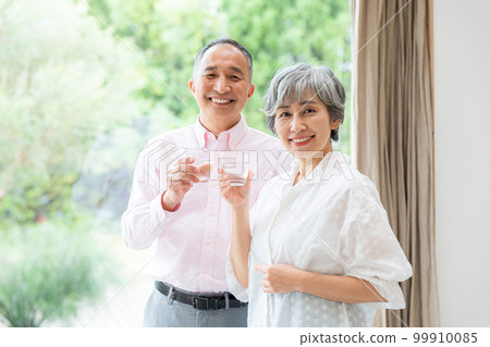 Senior couple with cup 99910085