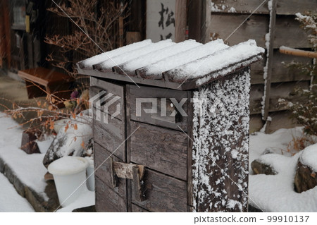 白雪皚皚的木製消防栓機庫(長野縣鹽尻市奈良井宿) 白雪皚皚的木製消防栓機庫(長野縣鹽尻市奈良井宿) 99910137