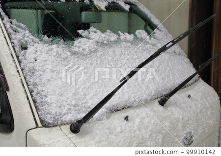 Snow piled up on the front of the car (Narai-juku, Shiojiri City, Nagano Prefecture) Snow piled up on the front of the car (Narai-juku, Shiojiri City, Nagano Prefecture) 99910142