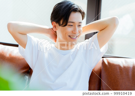 Young men's portrait 99910419