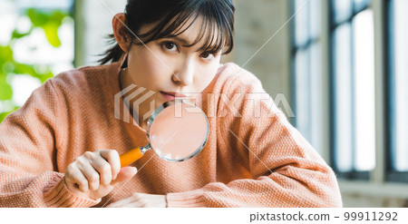 放大鏡和女人 99911292
