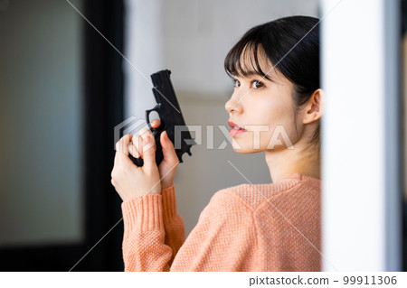 一個女人拿著槍 99911306