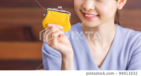 帶黃色錢包的女人 99911632